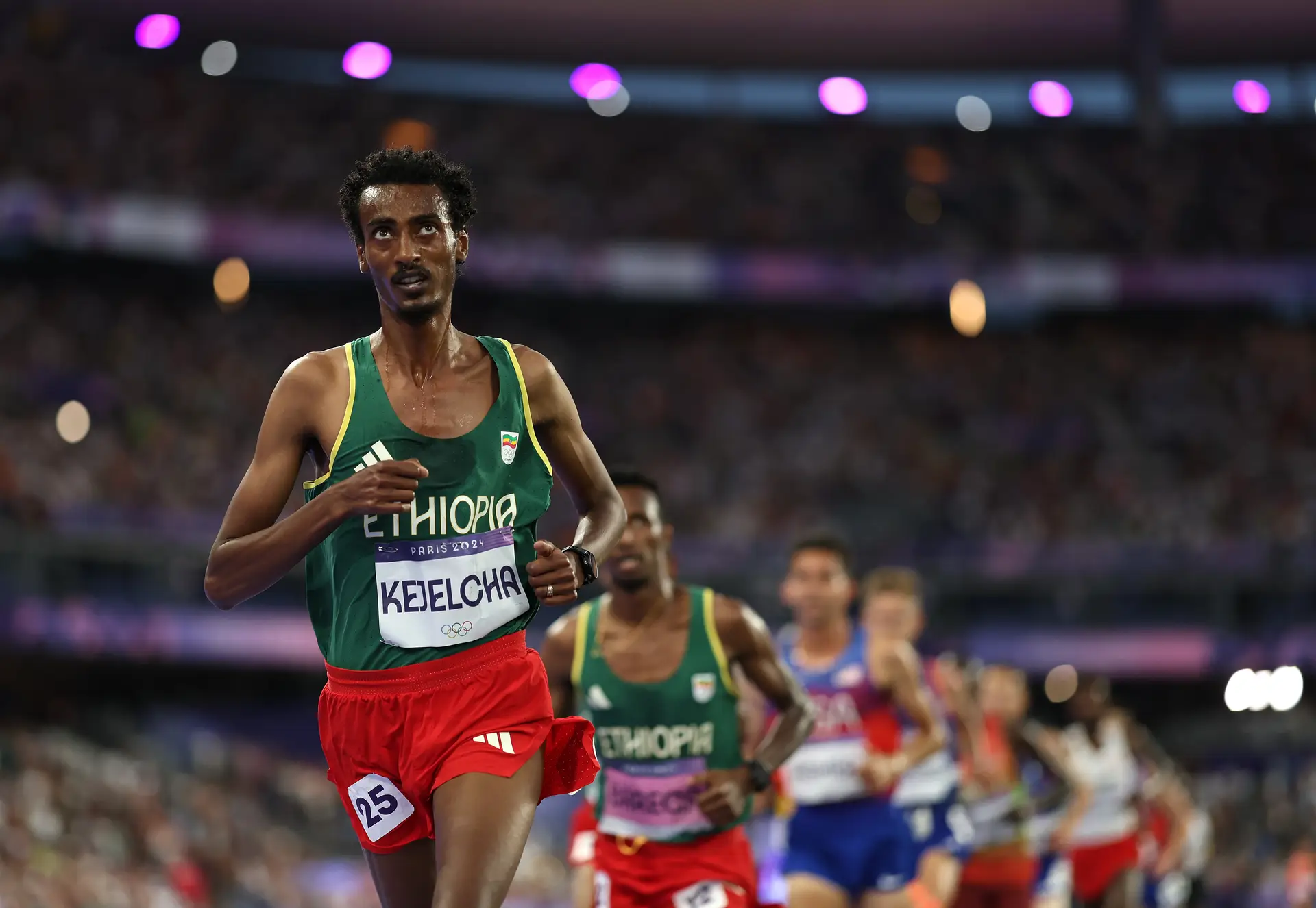 Yomif Kejelcha a competir na final olímpica dos 10.000 metros, em Paris.