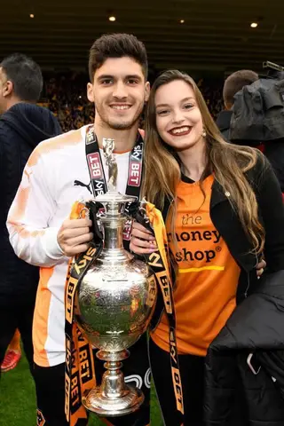 Rúben com a namorada, Rita, e com a taça de campeão do Championship