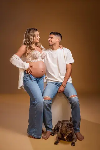Rúben com a mulher Rita, grávida do filho de ambos, e o cão Calvin, um bulldog francês de sete anos