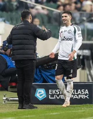 O lateral esquerdo à conversa com Gonçalo Feio, treinador do Legia