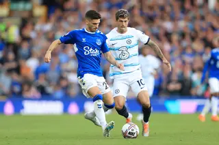 Rúben (à esquerda) em ação pelo Everton em jogo contra o Chelsea, na época 2022/23