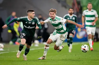 Rúben Vinagre (à esquerda) em luta com Kacper Sezonienko do Lechia Gdansk, num jogo da liga polaca em outubro de 2024