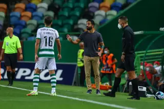Rúben Vinagre a ouvir as indicações de Rúben Amorim, no Sporting, em 2021
