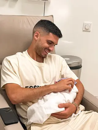 O lateral esquerdo com o filho Santiago, acabado de nascer