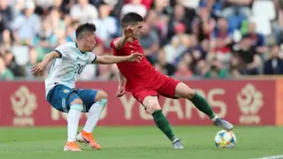 Rúben Vinagre a tentar escapar a Ezequiel Barco, da Argentina durante um jogo do grupo F do Mundial de sub-20, em 2019