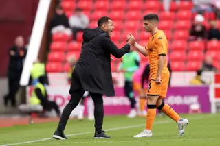 Liam Rosenior, treinador do Hull City, e Rúben Vinagre, durante um jogo com o Stoke City
