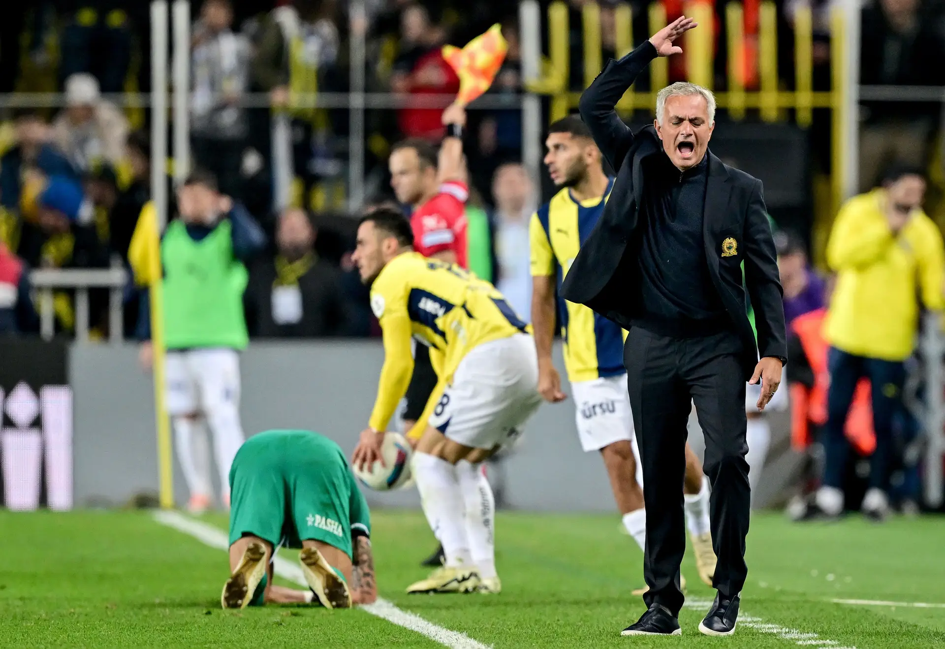 Os monólogos turcos de José Mourinho prosseguem: treinador queixa-se de jogar “contra o sistema” e acusa árbitros de terem “medo”