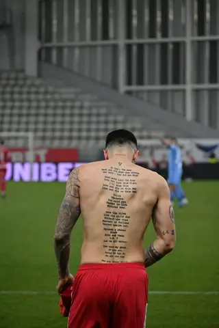 Gonçalo tem uma tatuagem nas costas com frases escolhidas por si