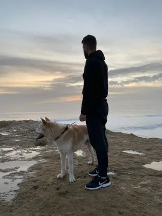 Gonçalo com o seu cão Oli, um Akita Inu
