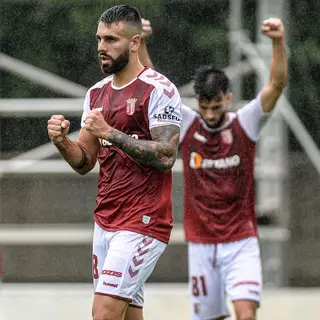 O avançado a festejar um golo, sob chuva, pela equipa B do SC Braga