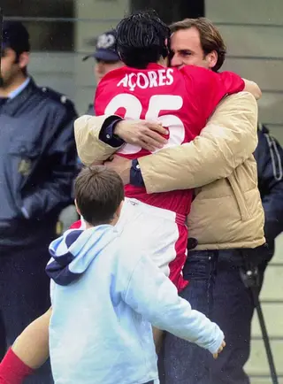 Toñito abraça Rui Gregório, o pai de Gonçalo, que vem mais atrás, de camisola azul