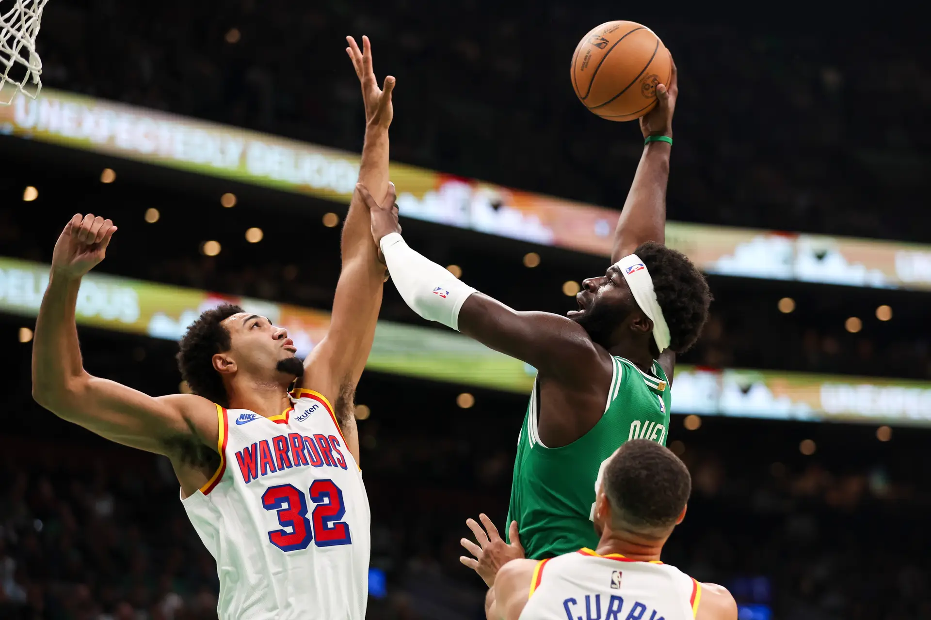 Titular pelo segundo jogo seguido, Neemias Queta deixou 14 pontos na derrota dos Celtics contra os Warriors