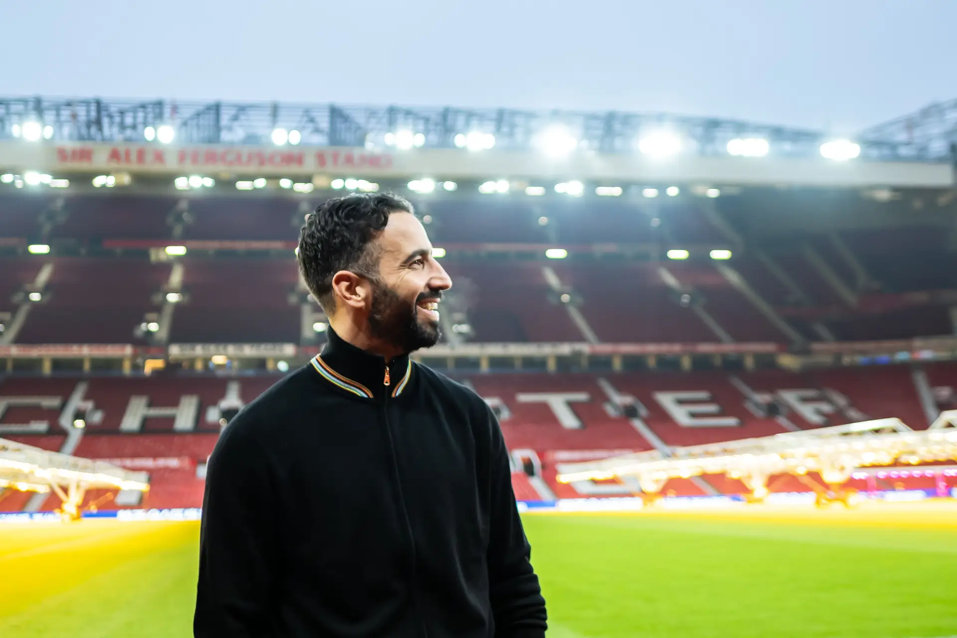 📸 O primeiro dia de Ruben Amorim em Old Trafford (incluindo aquele olhar para uma fotografia de Ferguson)