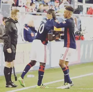 O central prepara-se para entrar num jogo pela sua equipa, o NE Revolution, da MLS