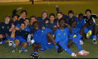 Sambinha (1.º à direita na frente) jogou no Estoril Praia de 2005 a 2008