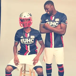 Sambinha (à direita) com Koffie, do Gana, numa sessão fotográfica da MLS, nos EUA