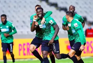 Sambinha festeja um golo com os colegas da equipa cipriota