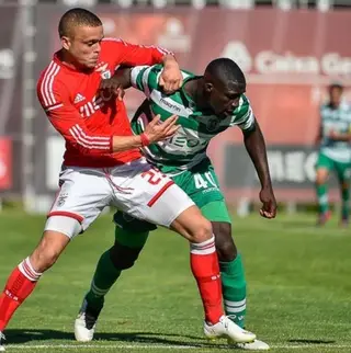 Sambinha (à direita) em ação pelo Sporting, num jogo da equipa B com o Benfica