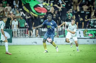 Sambinha (no centro) em ação pelo Maccabi Bnei Raina
