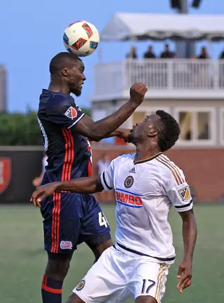 Sambinha a cabecear a bola, durante um jogo pelos NE Revolution, da MLS, nos EUA