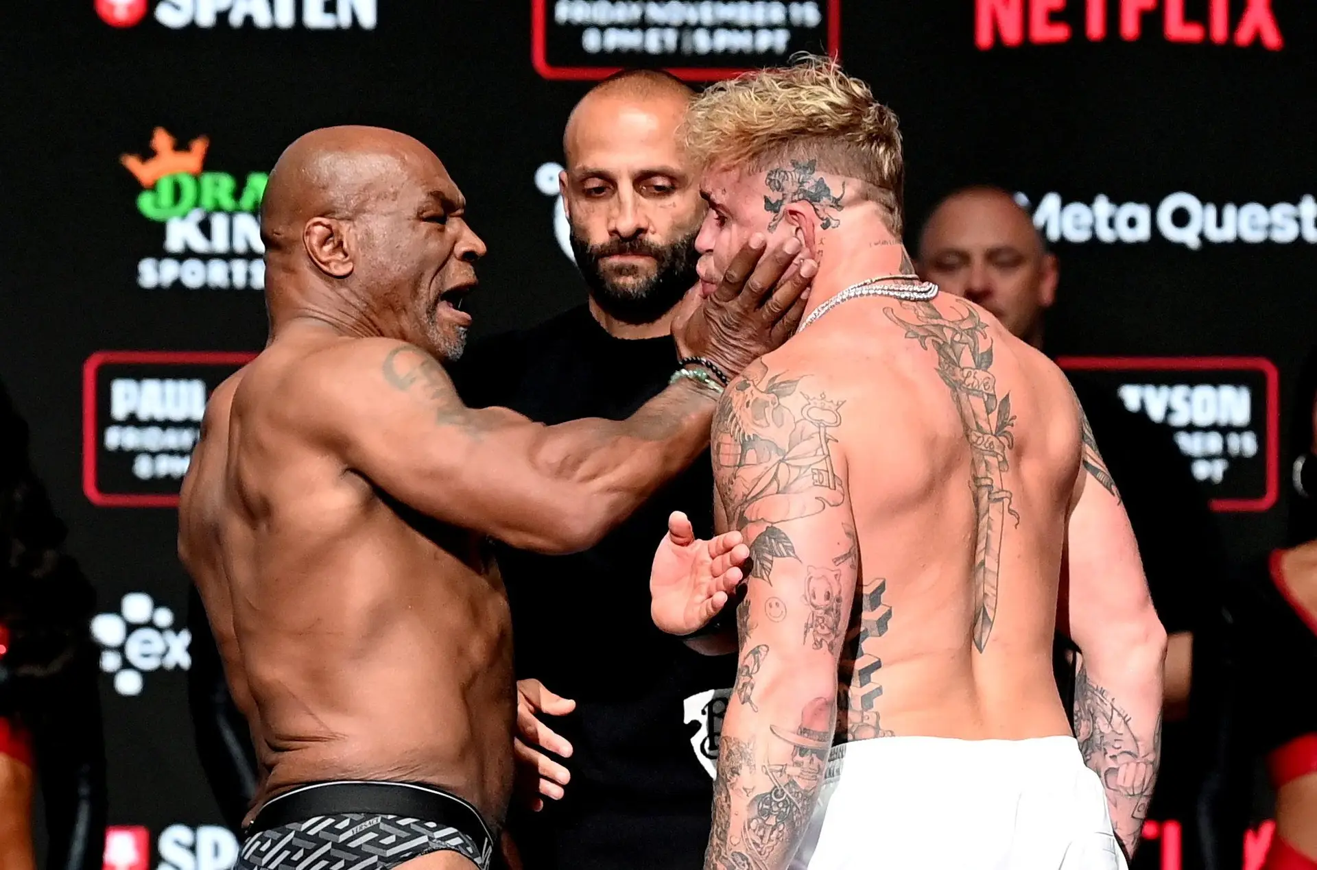 Mike Tyson dá uma chapada em Jake Paul durante as pesagens anteriores ao combate entre ambos