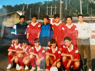 Alexandre Santos foi guarda-redes (de camisola azul) no clube do bairro antes de jogar no Alhandra