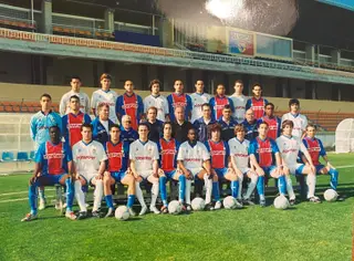 De 1996 a 2005, Alexandre (5.º na fila do meio a partir da esquerda) foi treinador da formação do Alverca, primeiro como adjunto e a partir de 2000/01 como principal. Na foto com a equipa de 2003/04