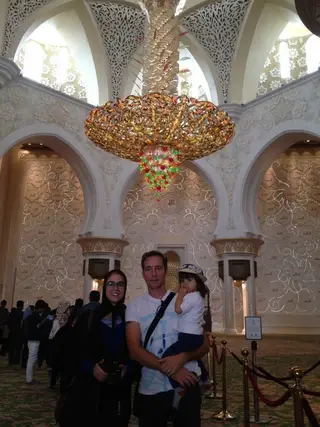 O técnico português com a mulher e a filha na Mesquita Sheik Zaid Abu Dhabi, nos Emirados Árabes Unidos