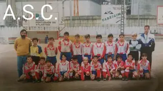 Em 1994, Alexandre Santos (1.º atrás à direita) iniciou o seu percurso como treinador no A.S.C.
