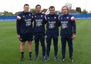 A equipa técnica do Caen, da França. Alexandre (1.º à direita) foi adjunto de Rui Almeida (a seu lado)