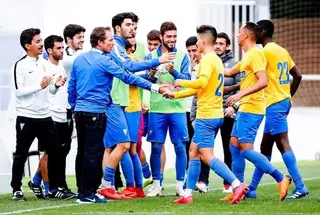 Em 2018, Alexandre (de calças pretas e camisola azul) foi treinador principal sos Sub 23 do Estoril Praia