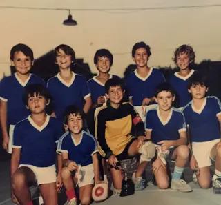Aos 10 anos, Alexandre (1.º atrás à direita) fugia de casa dos avós para ir para o ringue do União Desportiva Recreativa A-dos-Loucos, jogar à bola