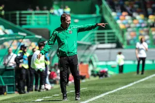 Alexandre Santos durante um jogo, enquanto treinador da equipa de Sub 23 do Sporting