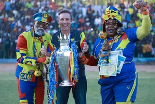 Alexandre (no centro) com o troféu do título de campeão pelo Petro de Luanda em 2023/24
