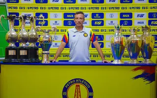 Alexandre Santos e os trofeus conquistados à frente do Petro de Luanda, em Angola, em três écocasp