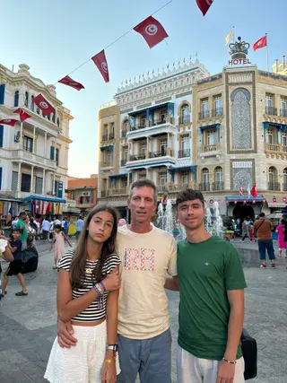 O técnico com os dois filhos numa foto recente