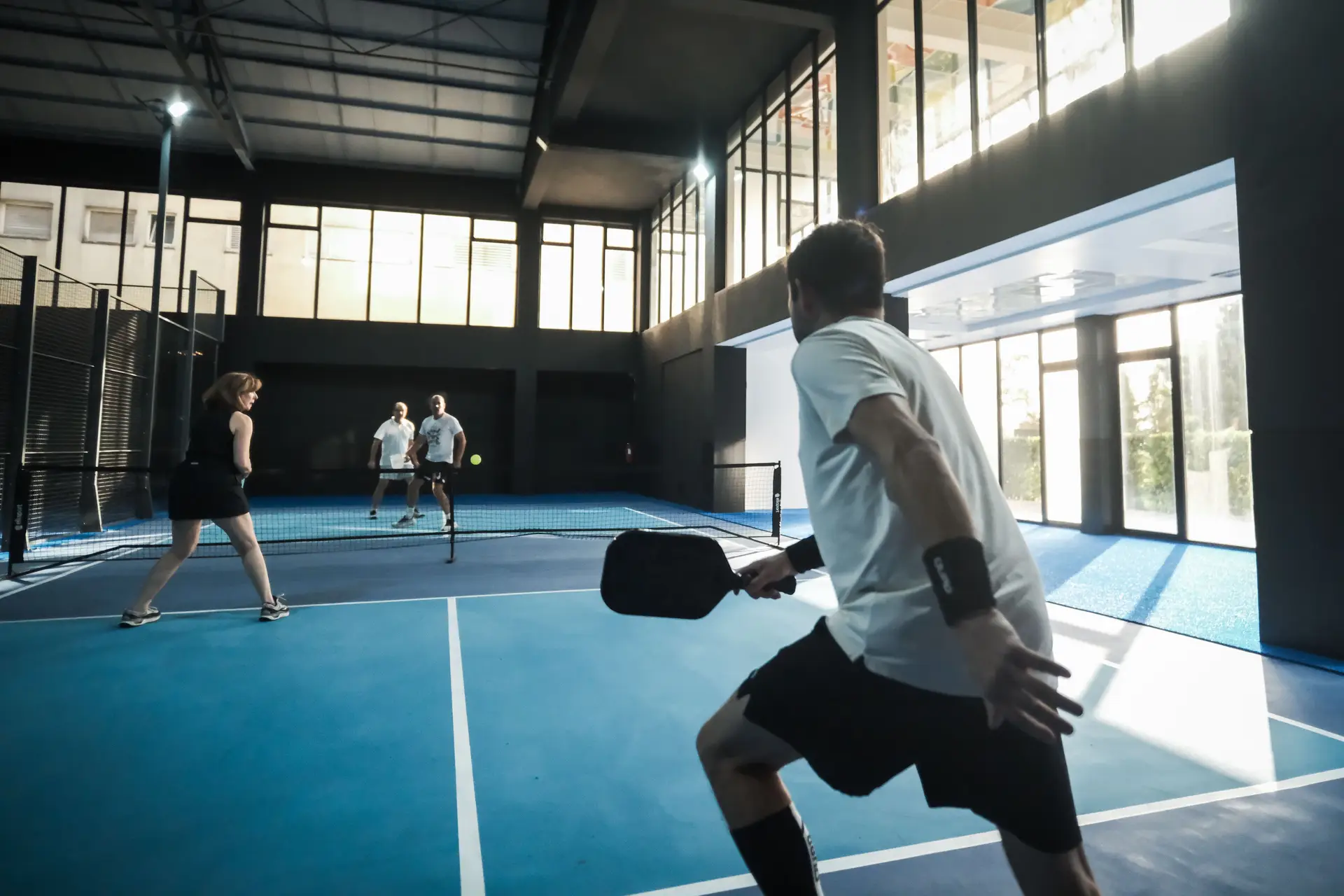 Pickleball: joga-se com raquetes que parecem pás de padeiro e bolas de plástico, é para todas as idades e está a provocar uma revolução