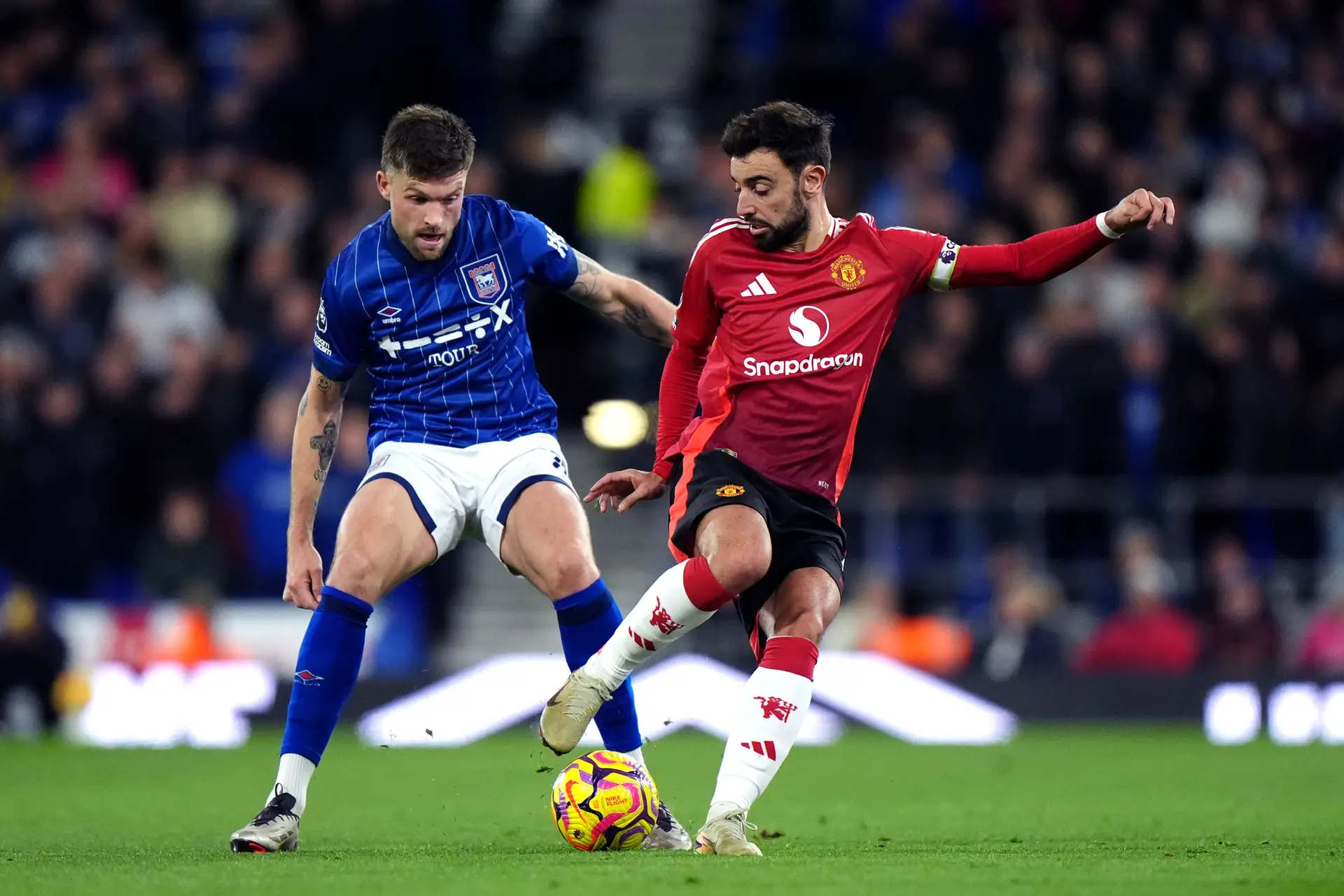A fidelidade ao sistema, a falta de centrais e um registo inédito na época: Ruben Amorim estreia-se com um empate no Manchester United