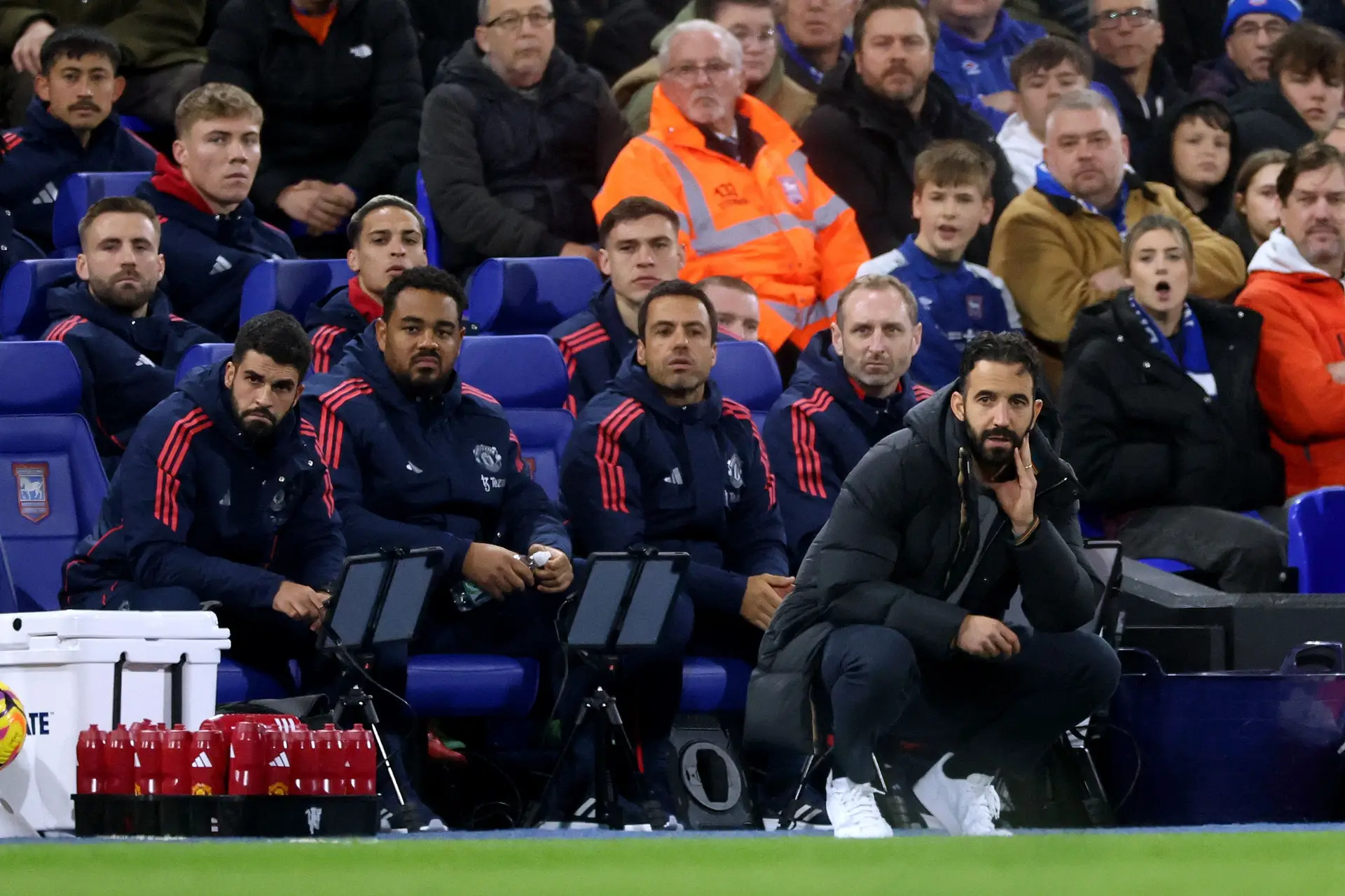 A fidelidade ao sistema, a falta de centrais e um registo inédito na época: Ruben Amorim estreia-se com um empate no Manchester United
