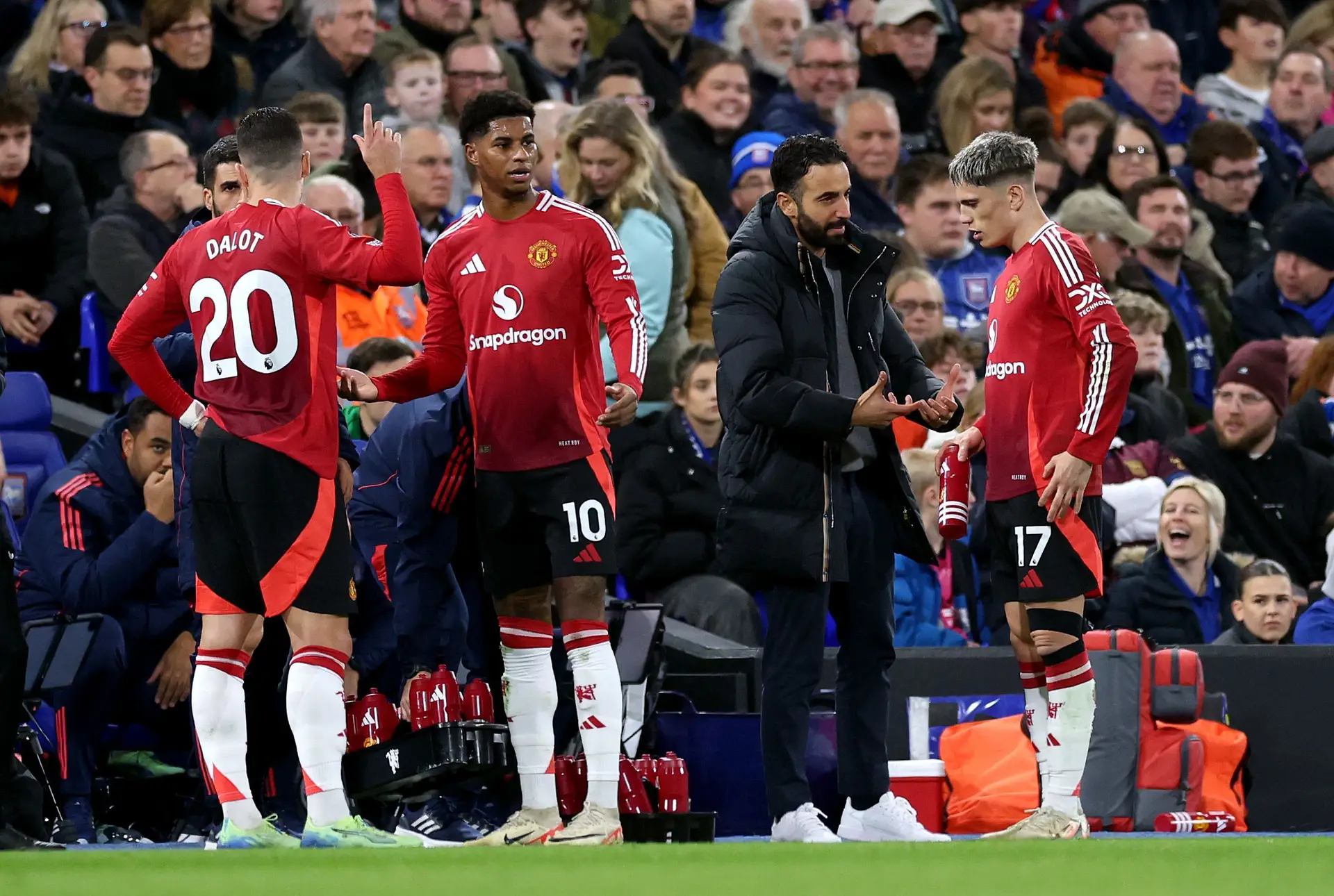 A fidelidade ao sistema, a falta de centrais e um registo inédito na época: Ruben Amorim estreia-se com um empate no Manchester United