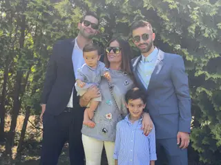 Xavier (à direita) com a mulher, os filhos e o irmão mais novo (à esquerda)