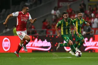 O extremo (à direita) em ação pelo CD Tondela 