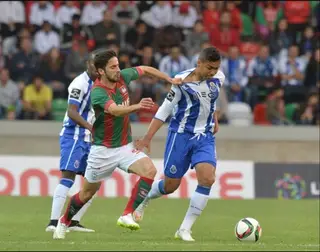Xavier (à esquerda) em ação pelo Marítimo