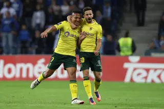 Xavier (à direita) festeja um golo do Paços de Ferreira ao FC Porto, com o colega Welthon , em 2017