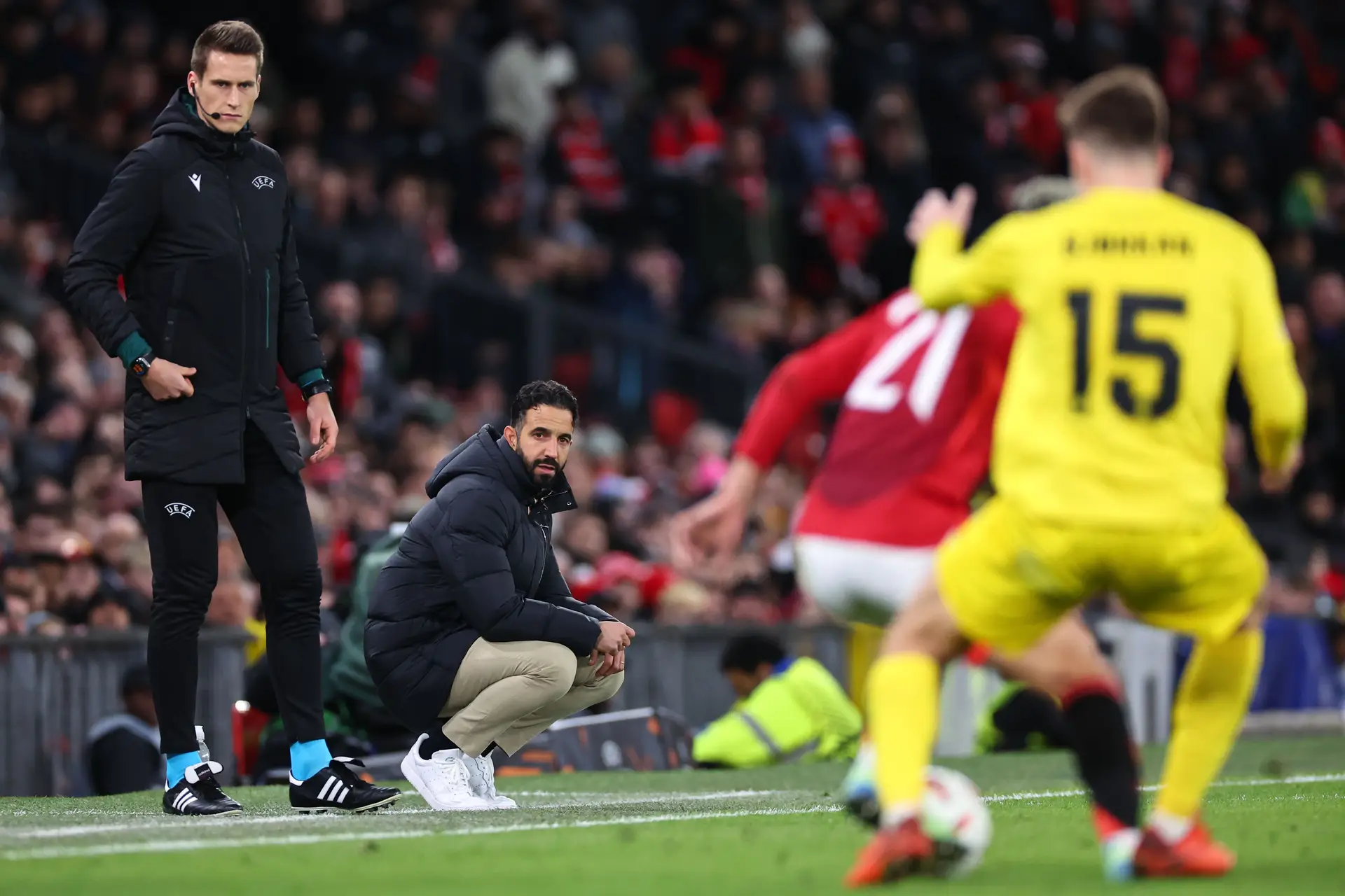 Na estreia em Old Trafford, Ruben Amorim viu o jogo de cócoras. Já o Manchester United está a começar a erguer-se