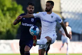 O avançado (à direita) em ação pelo Estoril Praia