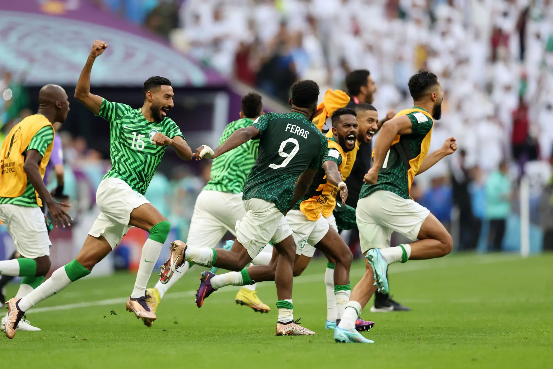 Jogadores da seleção saudita a celebrarem a vitória contra a Argentina num jogo do Mundial de 2022, no Catar.