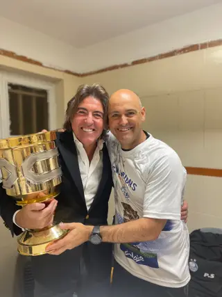 Sá Pinto e Rui Mota com a Supertaça conquistada no Irão