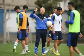 O ainda treinador-adjunto a orientar um treino no Irão