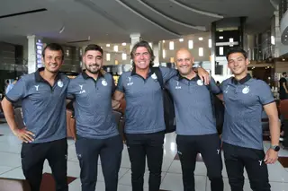 A equipa no Esteghial: Pedro Queiroz (tradutor), João Abreu (analista), Sá Pinto, Rui Mota, e Paulo Santos (preparador físico)c